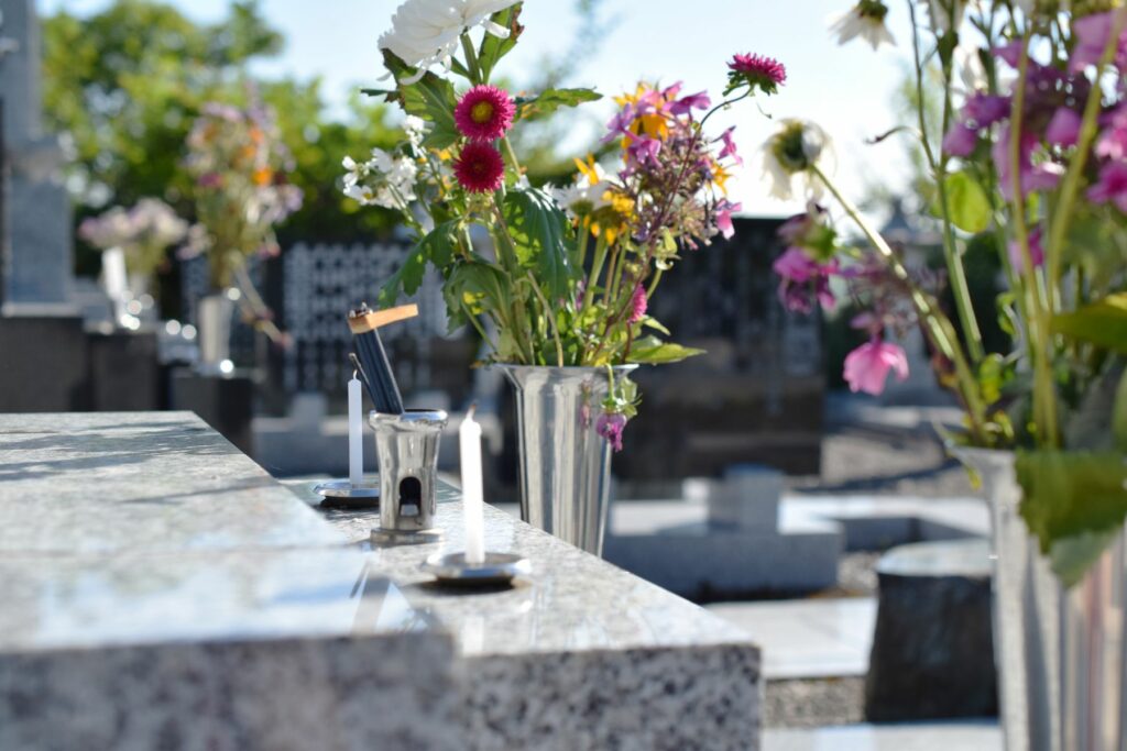fleur et bougie sur un cimetière